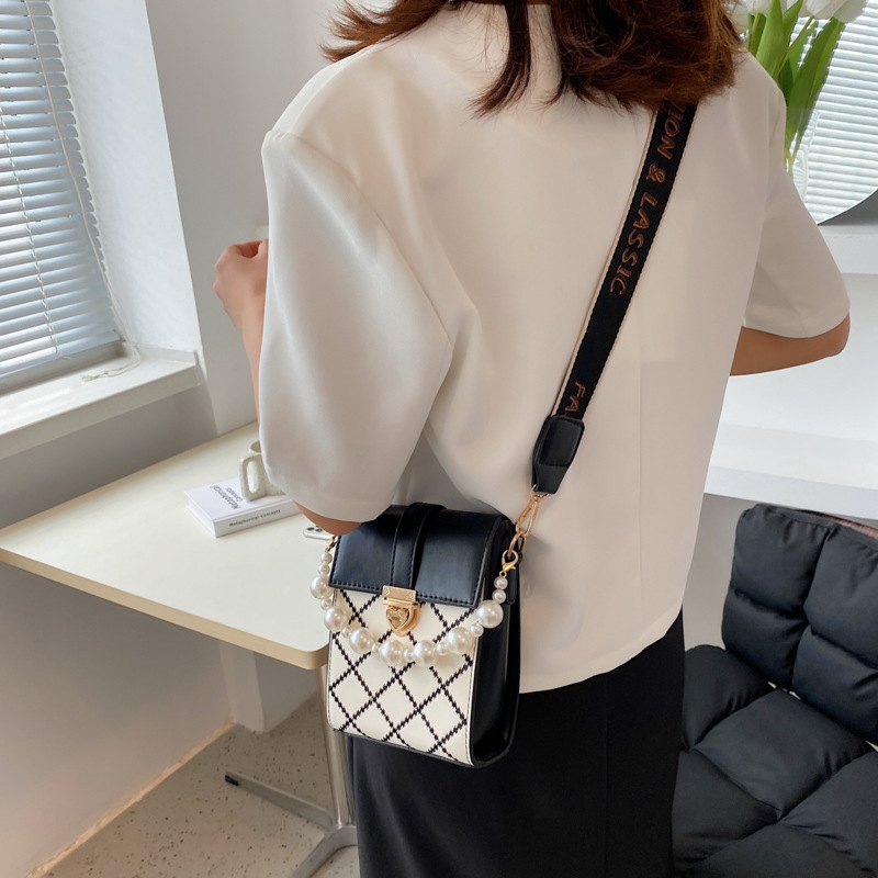 Wholesale Fashion Pearl Chain Plaid Messenger Small Square Bag Nihaojewelry display picture 18
