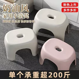 电脑桌;办公椅;矮凳