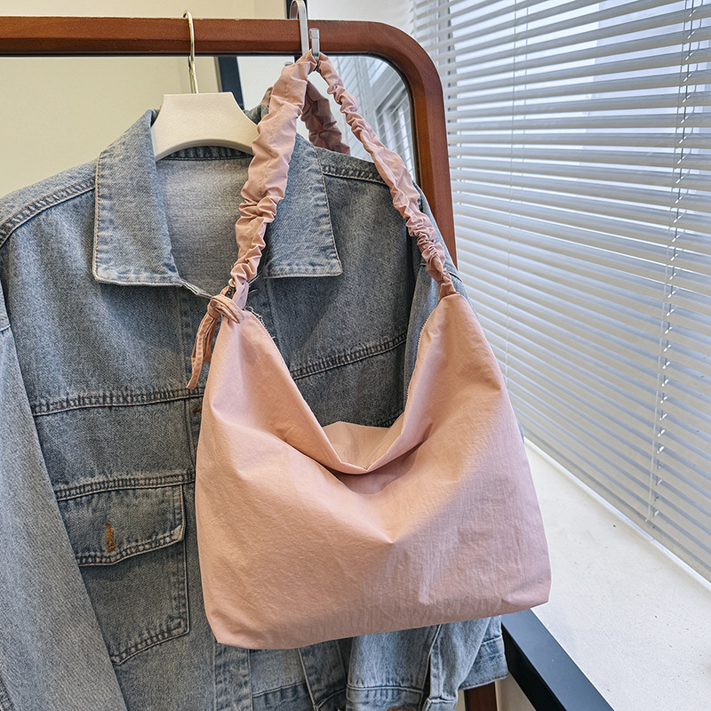 Versión coreana del bolso de mensajero de estilo perezoso para mujer 2024 nuevo bolso de bola de masa deportiva de ocio de moda bolso de hombro de tela de nailon de gran capacidad