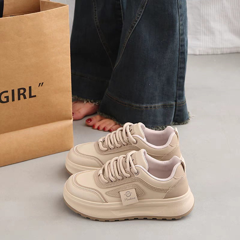 Estudiantes de suela gruesa zapatos blancos para mujeres 2025 nuevos zapatos de primavera chic de moda casual zapatos de skate de cuero