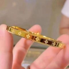 合金四叶草花纹手镯匠心雕琢富贵之选传递吉祥美好祝福品质上乘