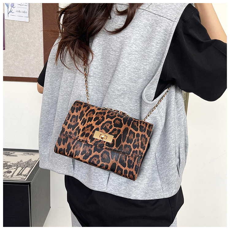 Leopard Pattern Women's Small Pu Leather Leopard Streetwear Sewing Thread Square Flip Cover Shoulder Bag
