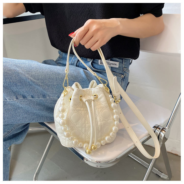 Korean Solid Color Pearl Chain Rhombus Bucket Bag display picture 5