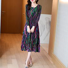 实拍2022秋冬新款三宅褶皱丝绒遮肉显瘦中老年大码中长款连衣裙女