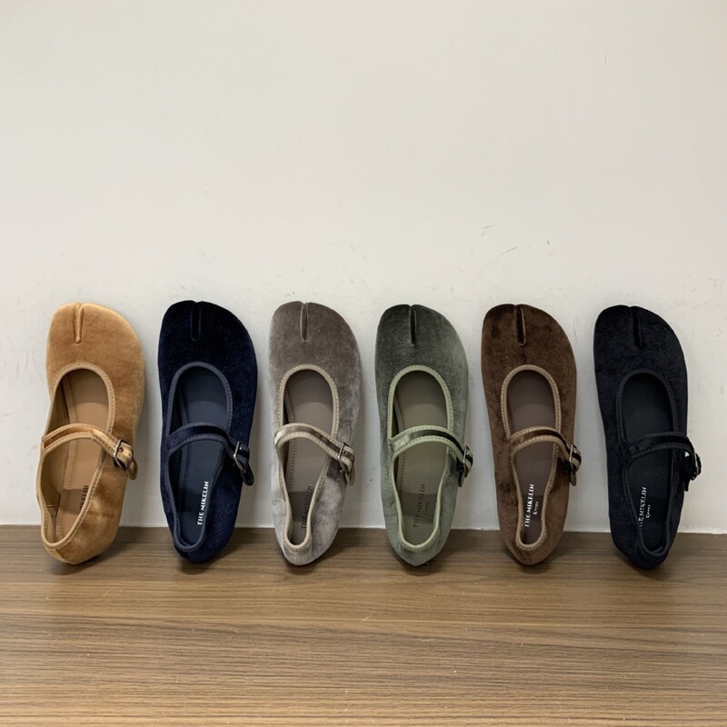 Retro Ballet Style Mary Jane Shoes for Women, Flat Toe-Split Single Shoes, Buckle Strap Horseshoe Shoes, Plus Size Women's Shoes in Black and Green Retro Ballet Style Mary Jane Shoes for Women, Flat Toe-Split Single Shoes, Buckle Strap Horseshoe Shoes, Plus Size Women's Shoes in Black and Green
