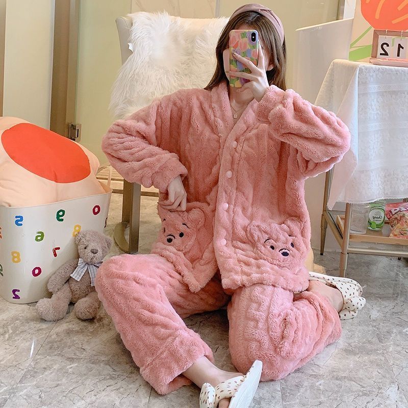 Pijamas al por mayor transfronterizos de invierno de franela de dibujos animados lindos calentadores y gruesos con un conjunto de ropa para el hogar