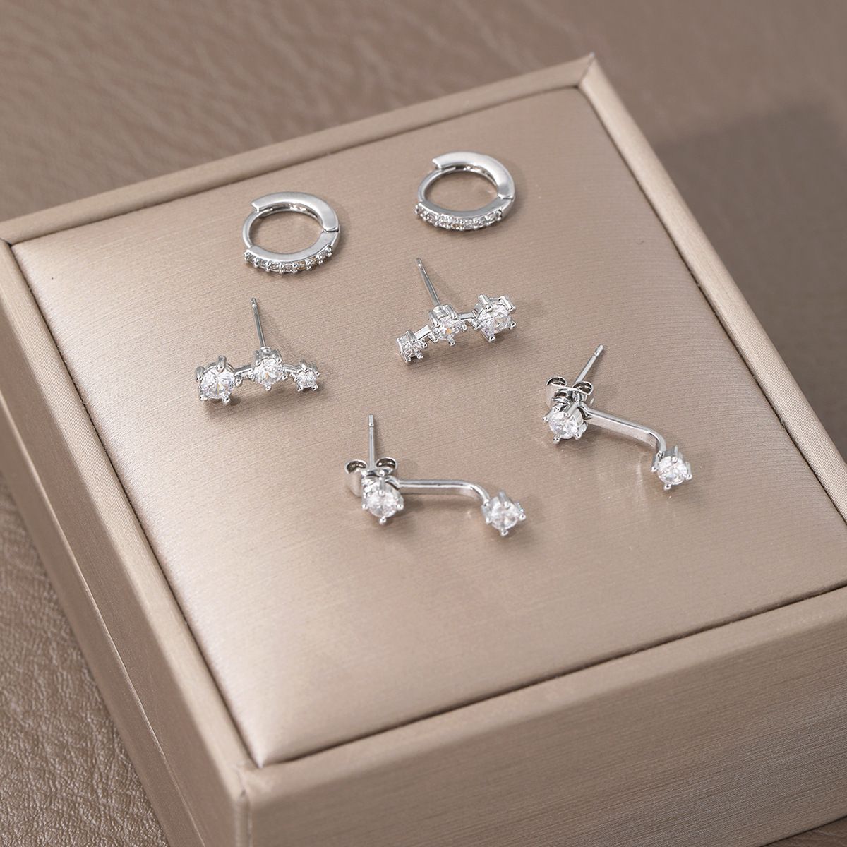 Set 3 paia orecchini a lobo in zircone e rame per donna_voghion.com