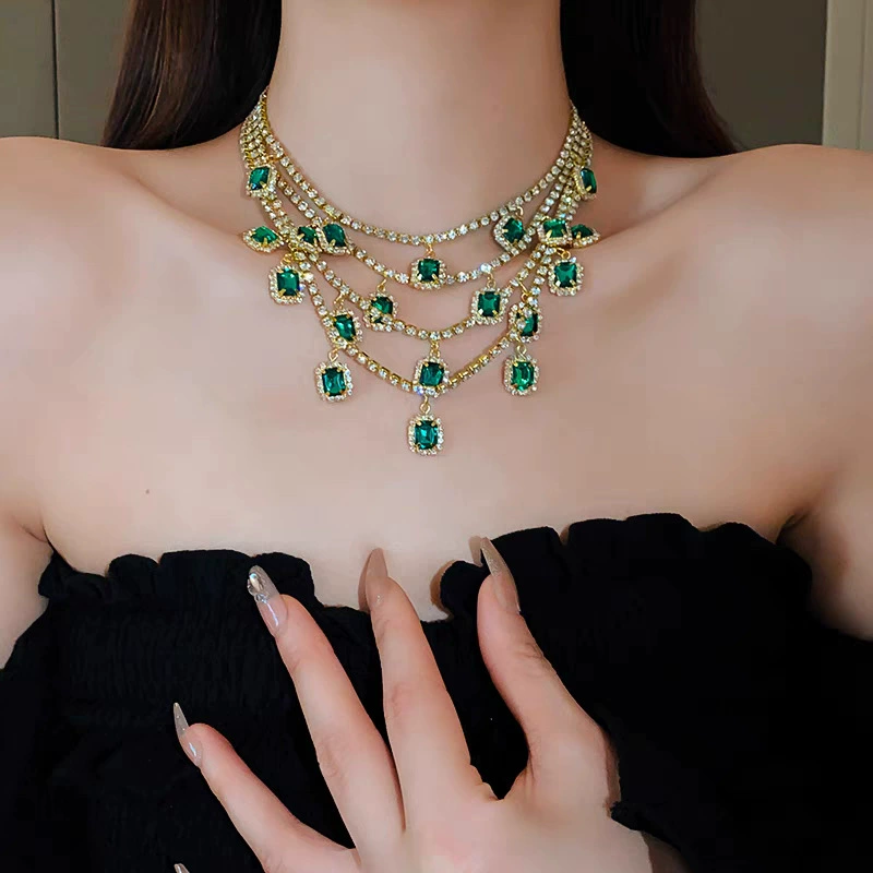 Многослойное колье с красными и зелёными камнями