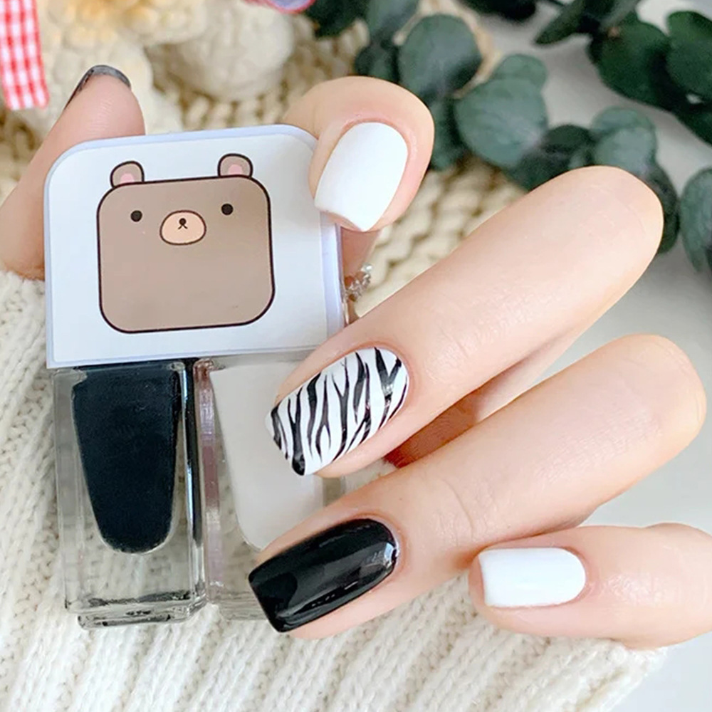 Stripes en blanco y negro desmontables de uñas juguetonas y lindas piezas de uñas falsas 24 piezas de parche de uñas terminado