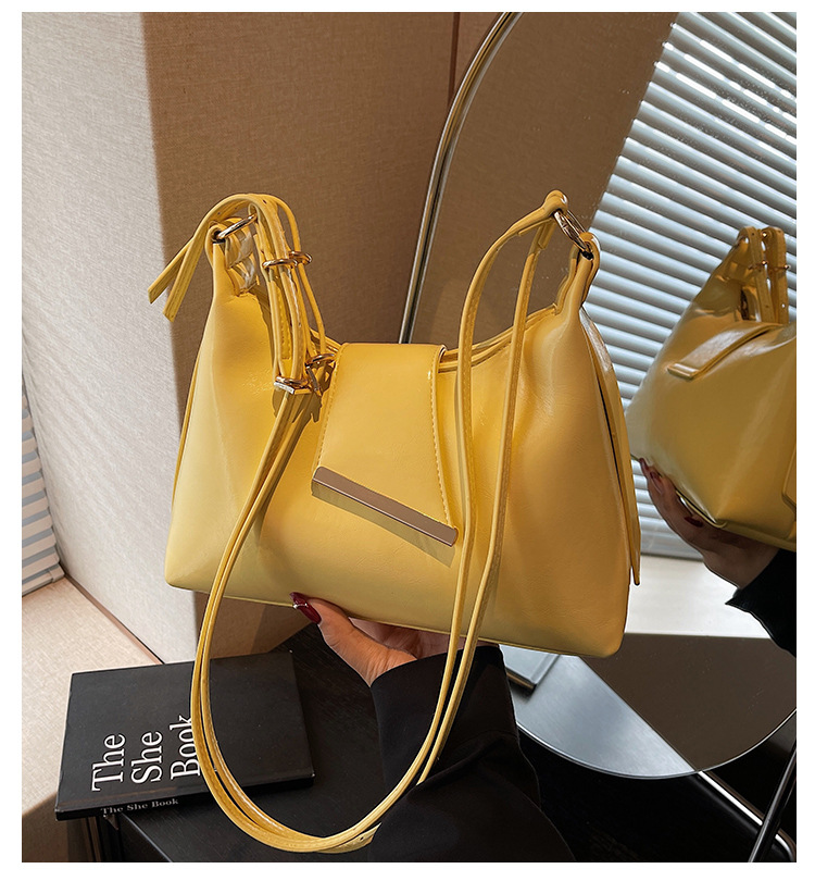 In the summer of 2025, new solid-color underarm bags for women are popular. These are simple and stylish underarm bags, handbags, and candy-colored single-shoulder bags full figure