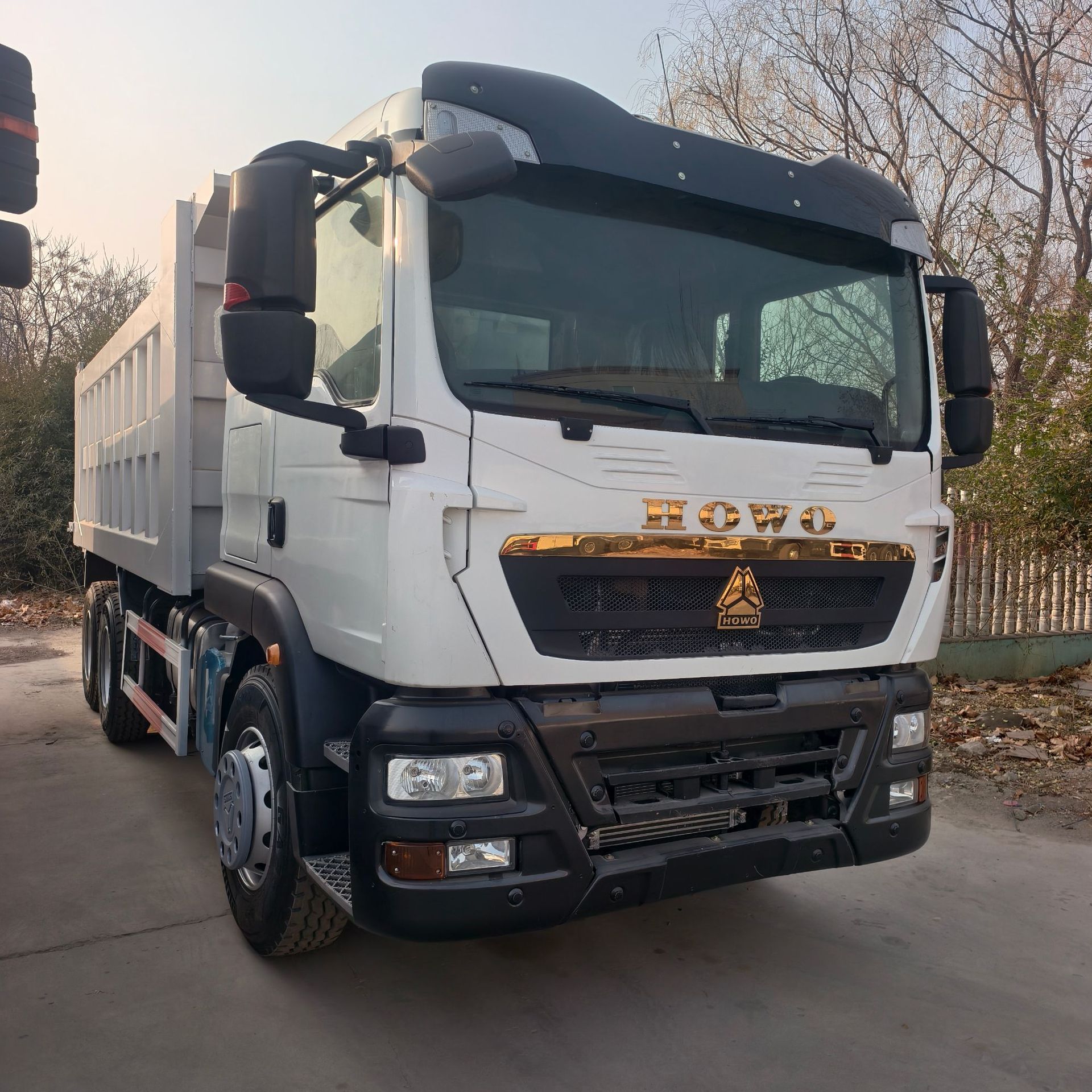Cross-Border Export of Howo Tx6X4 Dump Trucks with 375 Horsepower and 371 Horsepower, Dumpers, and Earthmoving Trucks Exported to the Middle East