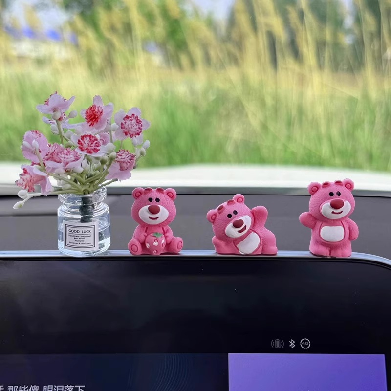 Adornos de coche lindo oso de fresa pantalla de control central descompresión muñeca pequeña accesorios de coche nuevo péndulo de decoración de celebridades de Internet