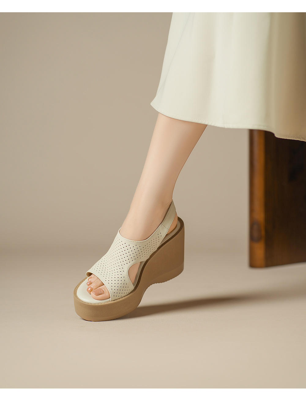 Sandal cao gót nữ hở mũi đế xuồng da cừu đục lỗ — màu trắng ngà chi tiết 5