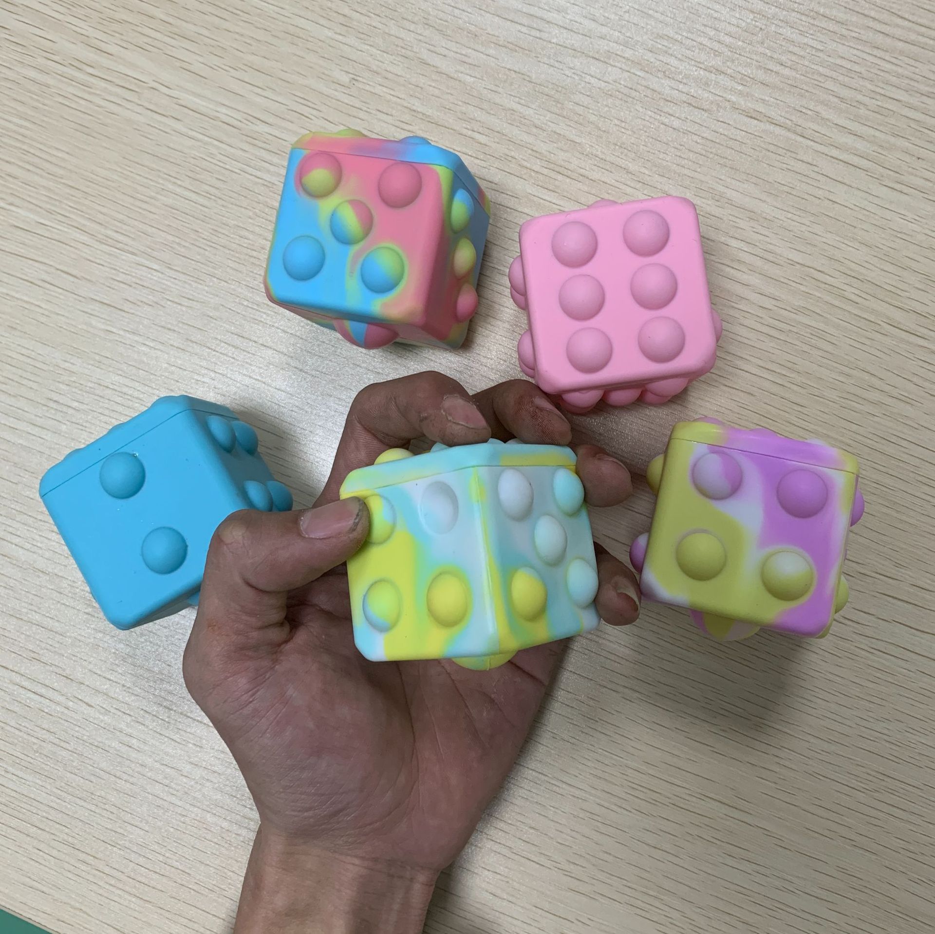 现货硅胶解压球解压骰子魔方灭鼠先锋按压球发泄球减压球硅胶色子