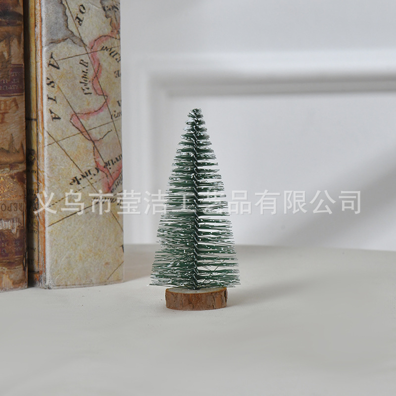 Adornos navideños miniatura con árboles de pino con copas blancas, copos de nieve, agujas de pino y agujas de cedro para crear escenas y ambiente.