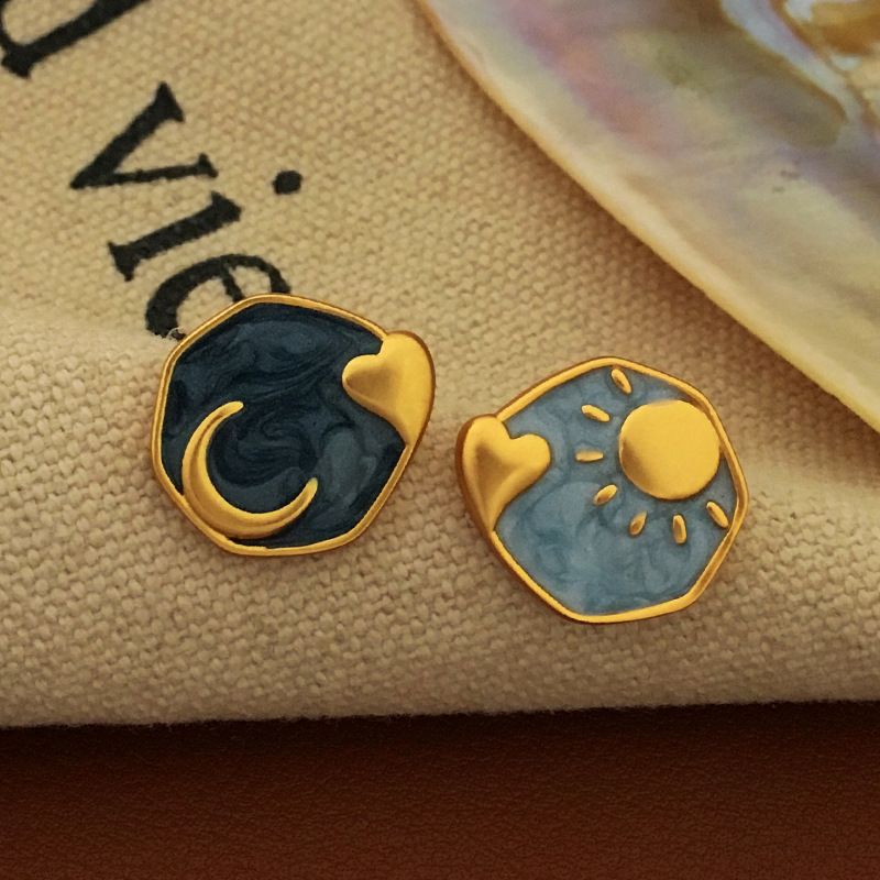 1 Pair Simple Style Streetwear Sun Moon Heart Shape Asymmetrical Enamel Plating Copper Gold Plated Ear Studs display picture 2