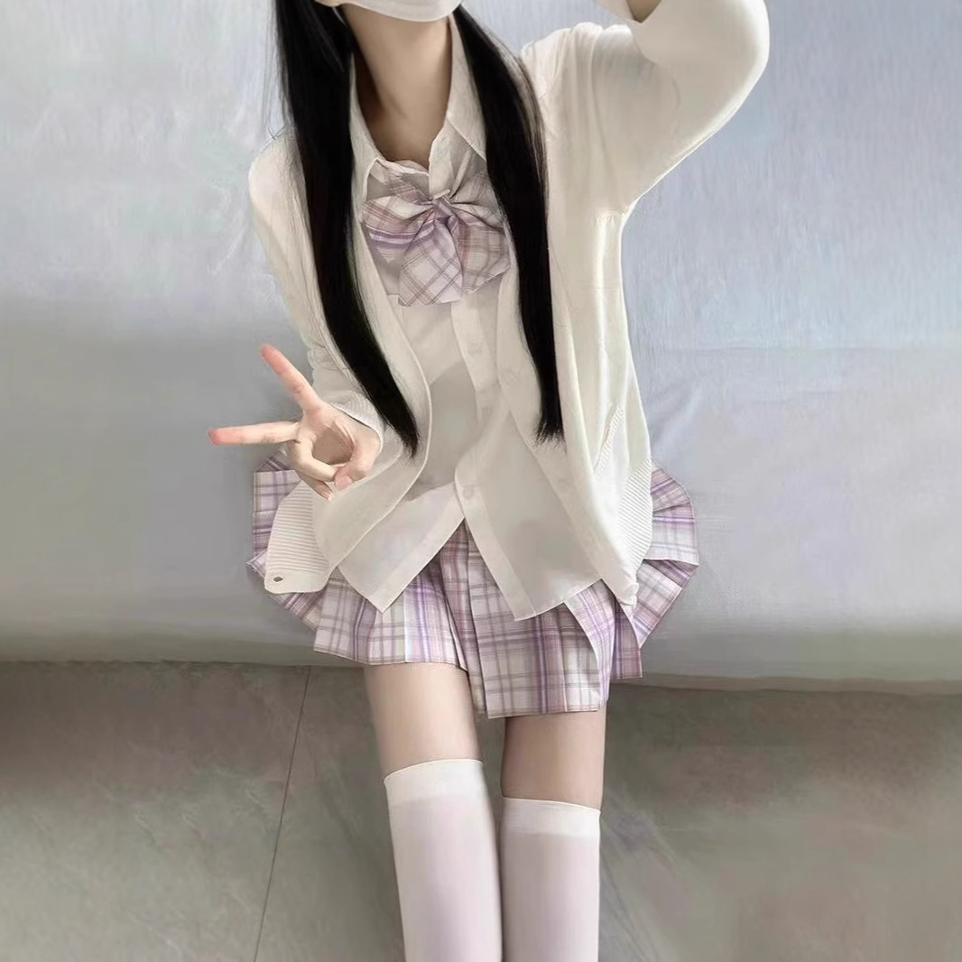 셔츠 + 나비넥타이 + 가리 스커트 + 화이트 가디건