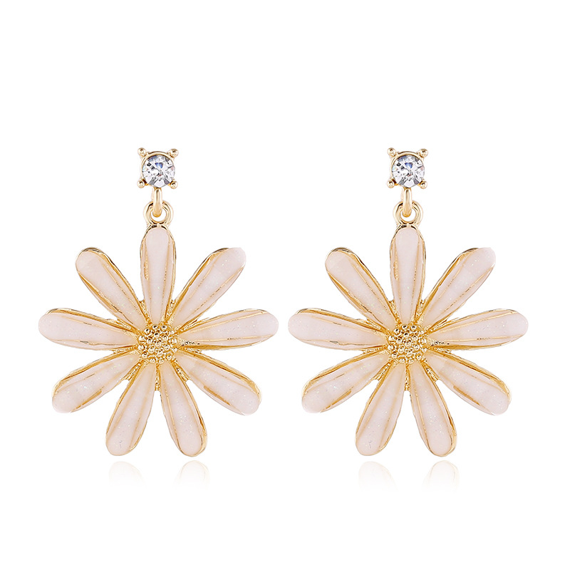 Trendy Small Daisy Flower Stud Earrings display picture 1