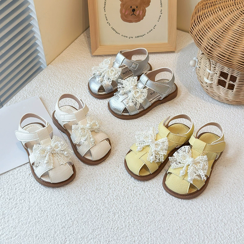 2025 новые летние детские туфли в корейском стиле, модные сандалии с жемчугом для девочек среднего и старшего возраста, сандалии с мягкой подошвой и закрытым носком