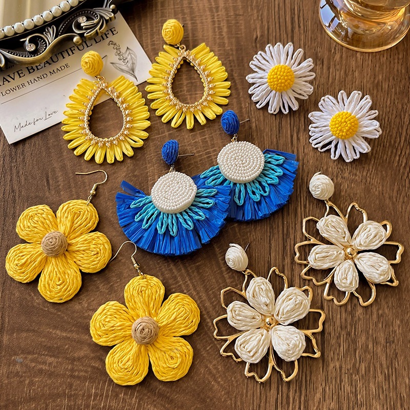 Fashionable floral earrings, new high-end light luxury studs, perfect for seaside photos, vacation, and travel, niche style earrings