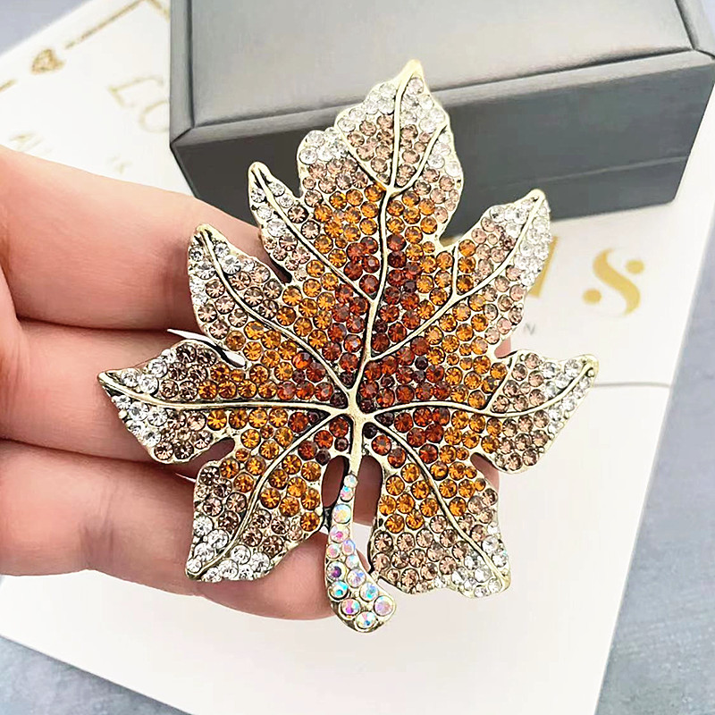 Spilla grande di lusso con strass per giacca da uomo elegante_voghion.com