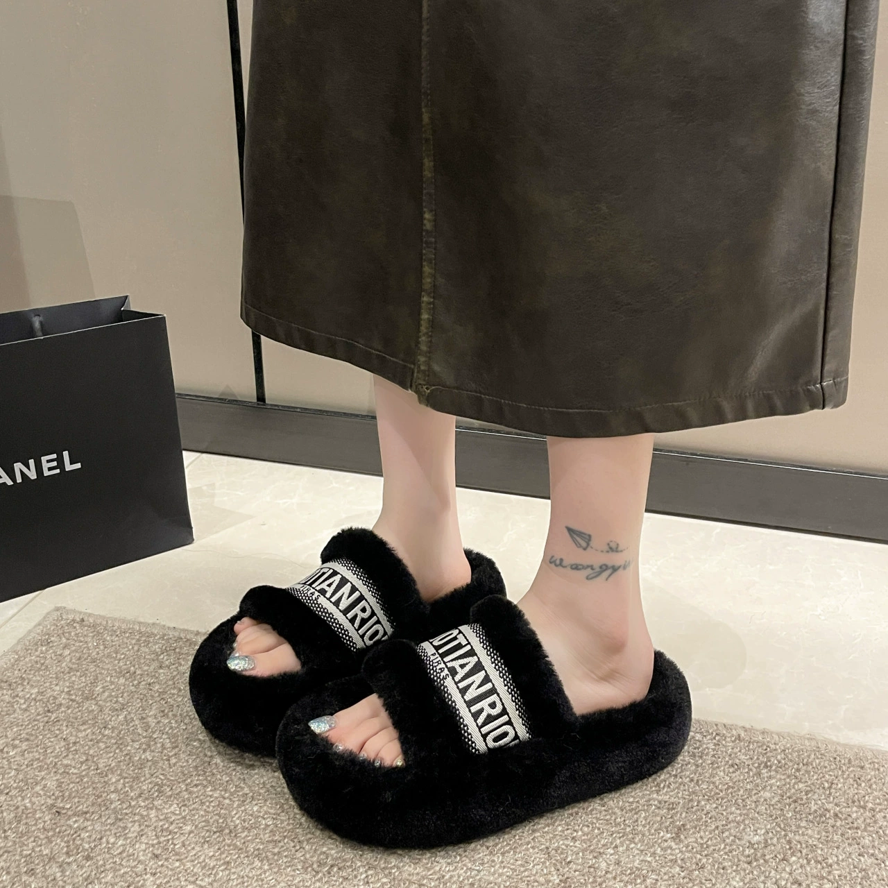 Дизайнерские пушистые тапочки в нише, женская верхняя одежда, 2024, Осенние новые универсальные теплые Нескользящие домашние тапочки с толстой подошвой