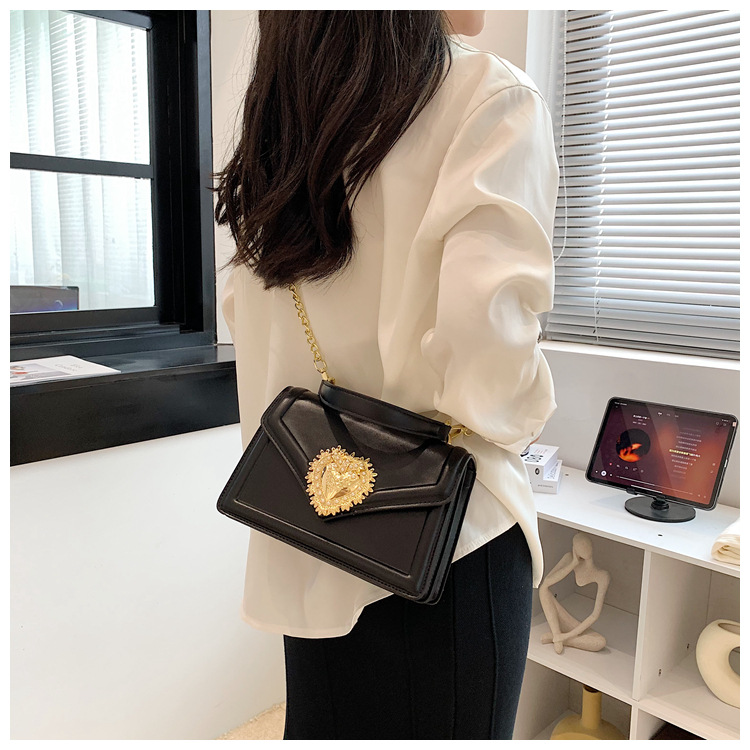 Bolsas Nova Moda Bolsa Feminina Bolsa Transversal de Alta Qualidade Bolsa Feminina com Corrente Bolsa Love Pearl Estilo Europeu e Americano Bolsa Quadrada Pequena_voghion.com