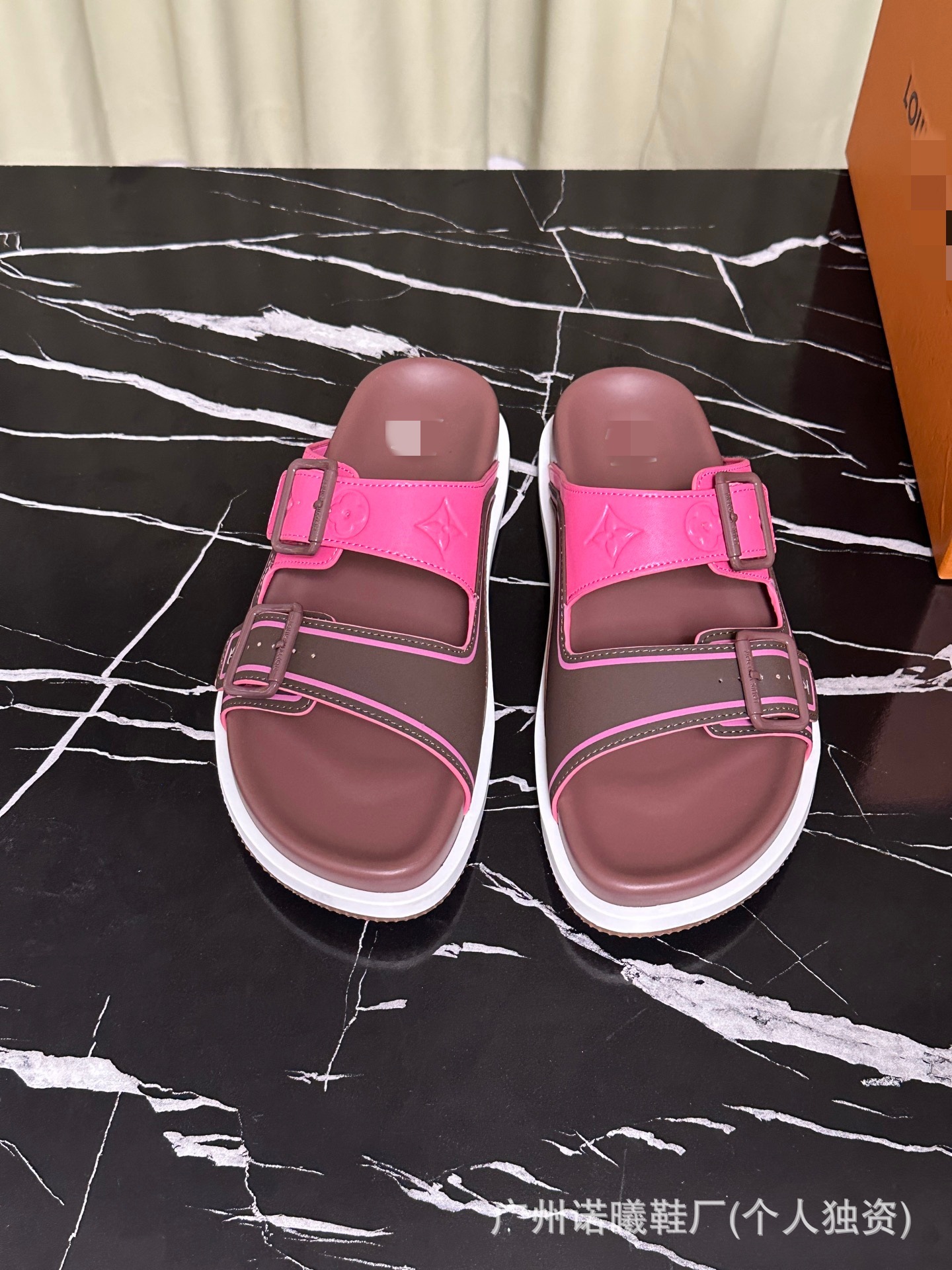 Zapatillas de moda para hombres con suela suave cómodas para usar zapatos de playa de cuero originales caja original de lujo marca de moda de doble cinturón de moda casual image 18