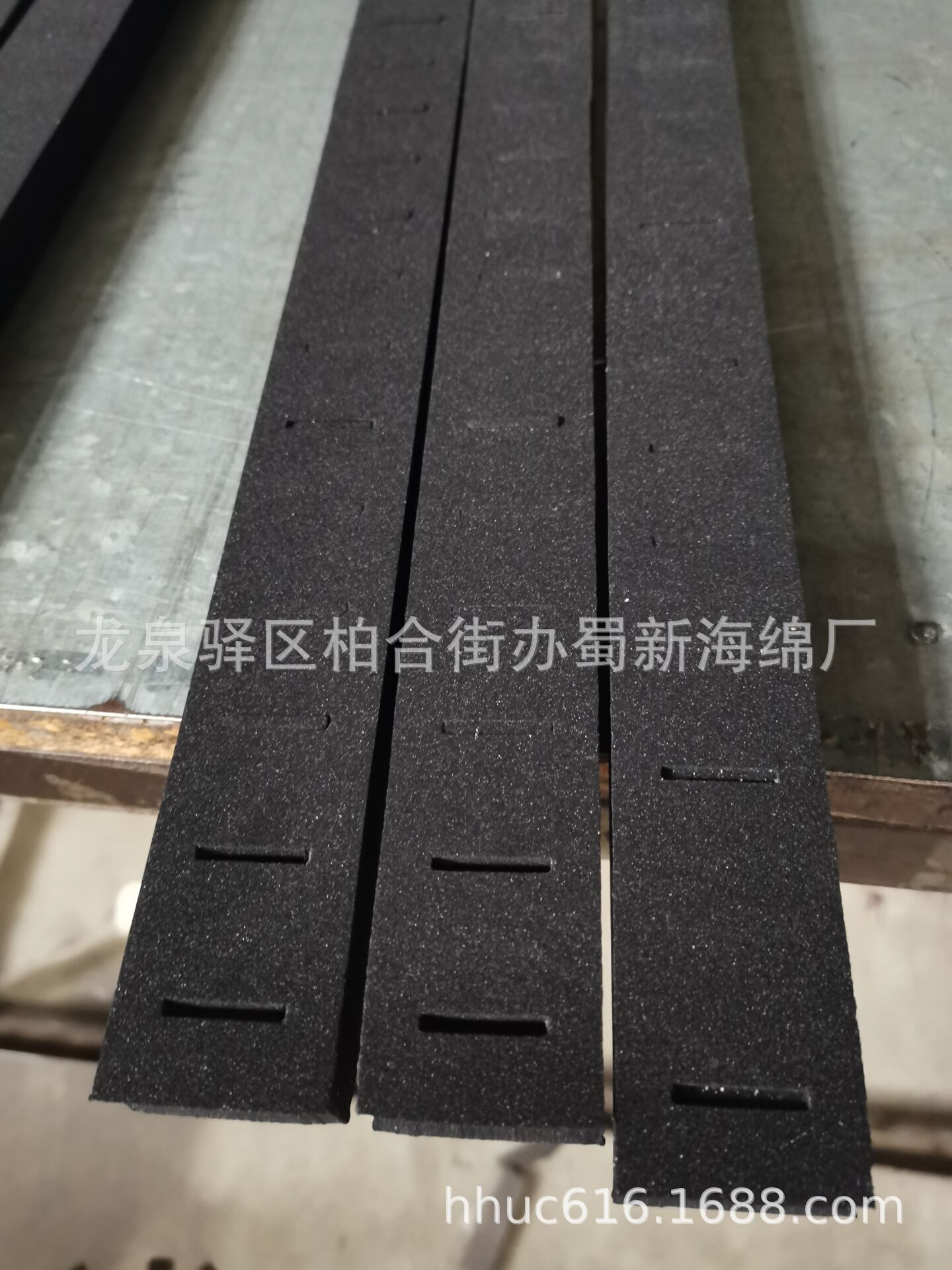 供应内卡定位防火橡胶泡棉条/黑色异形打孔橡胶海绵制品