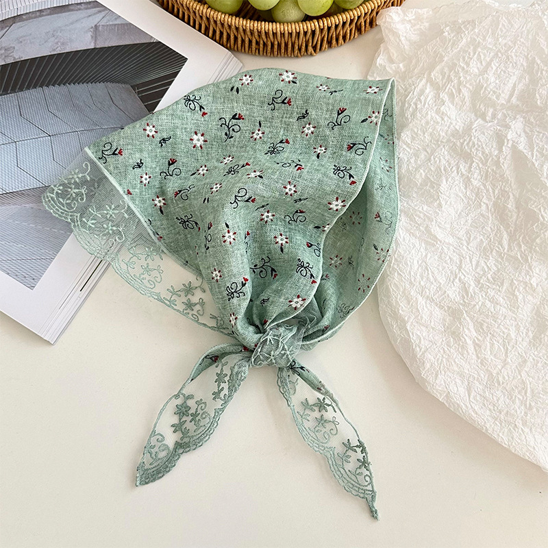 Bufanda de seda Bufanda triangular con borde de encaje Bufanda de mujer Pequeño estilo pastoral fresco bolso floral decorativo pañuelo para el cabello
