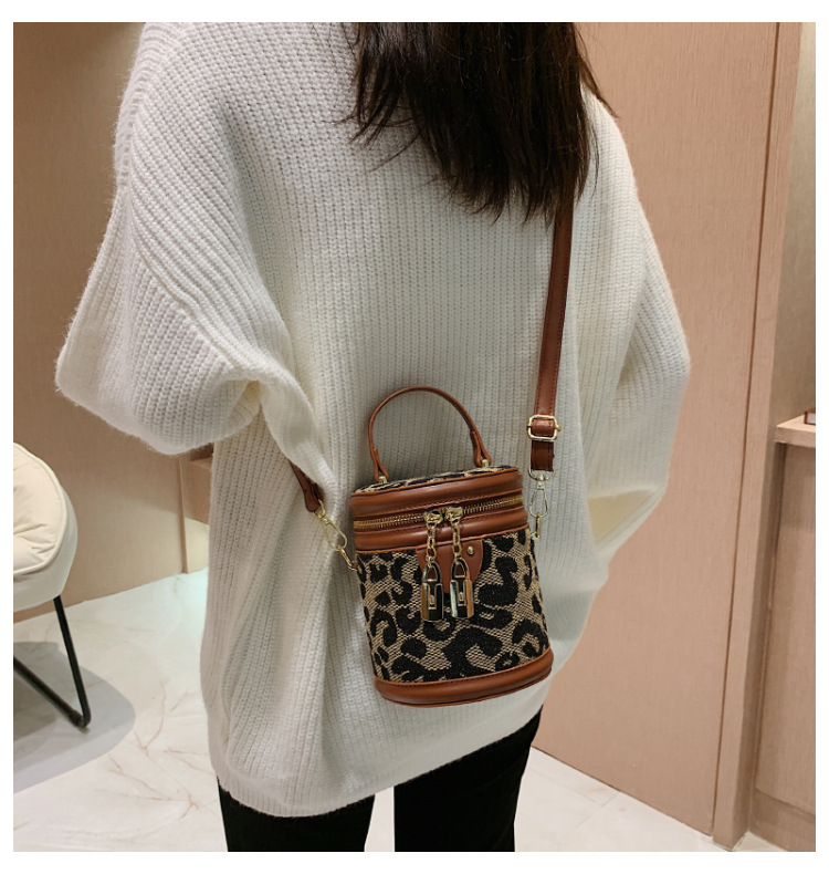 2021 New Trendy Autumn Fashion Single-shoulder Handbags Messenger Lattice Bucket Bag display picture 11