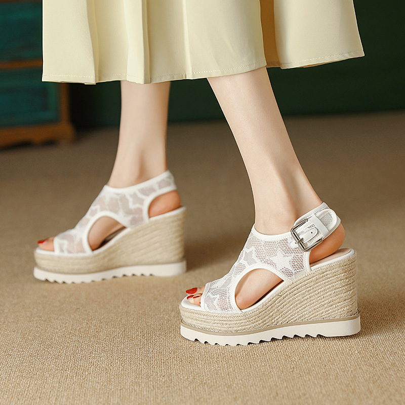 Sandal nữ đế xuồng cao gót mũi hở phong cách Bohemian, chất liệu đan rơm kết hợp lưới thoáng khí — màu hồng nhạt, màu trắng