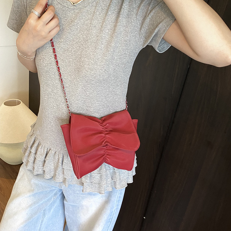 Bolso de cadena de diseño de nicho 2025 verano nuevo bolso femenino textura esmerilada bolso de hombro estilo occidental pliegue bolso de mensajero marea