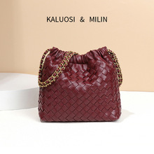 新款气质编织云朵包潮流百搭单肩包清新时尚斜跨包铁链设计腋下包