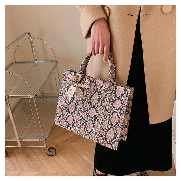 Sciarpa di seta alla moda in pelle di serpente, borsa da donna alla moda e personalizzata, nuova elegante borsa a mano di grande capacità del 2024_voghion.com