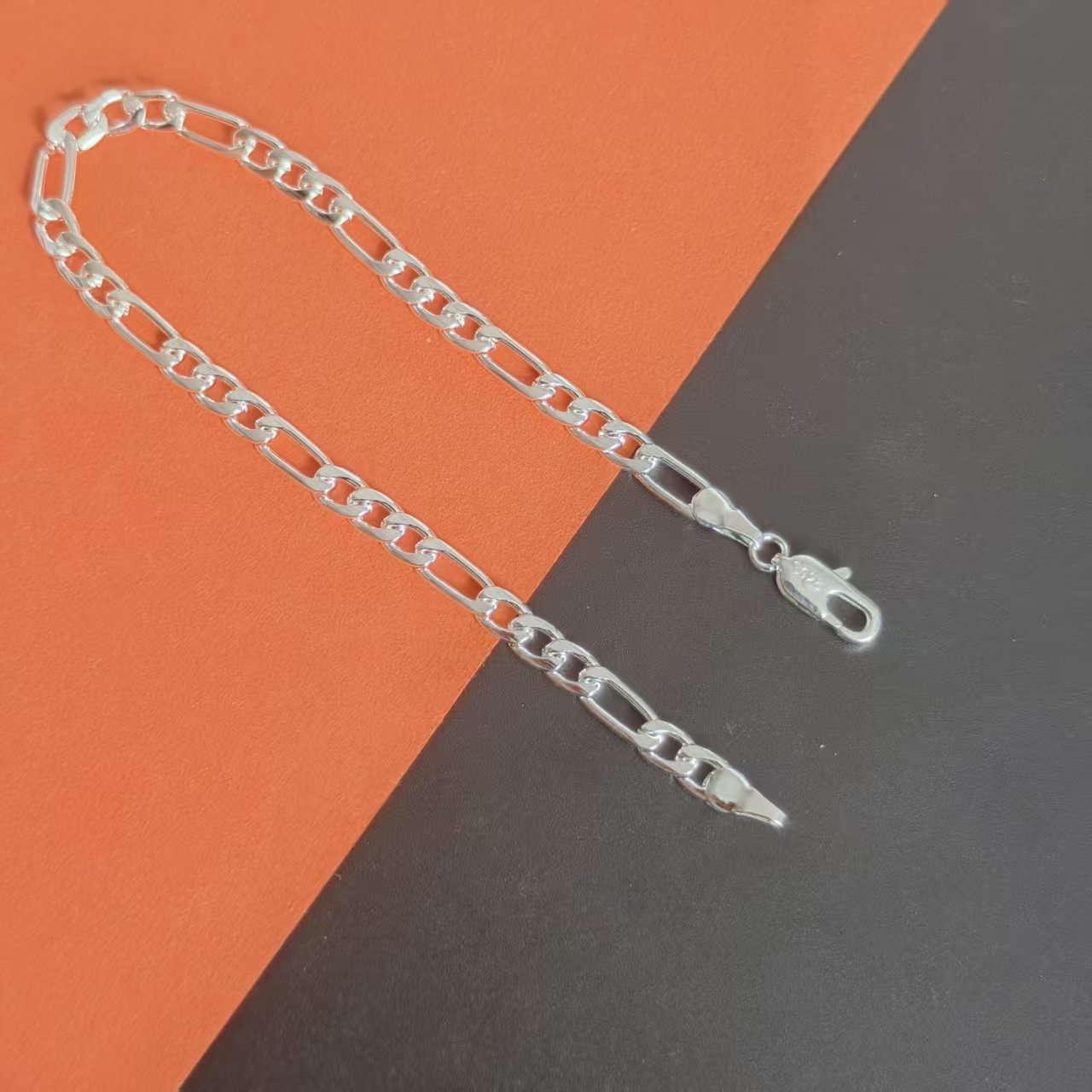 สร้อยข้อมือ Figaro 3 ห้อง 1NK ขนาด 4.5 มม. (สีเงิน 20 ซม.)