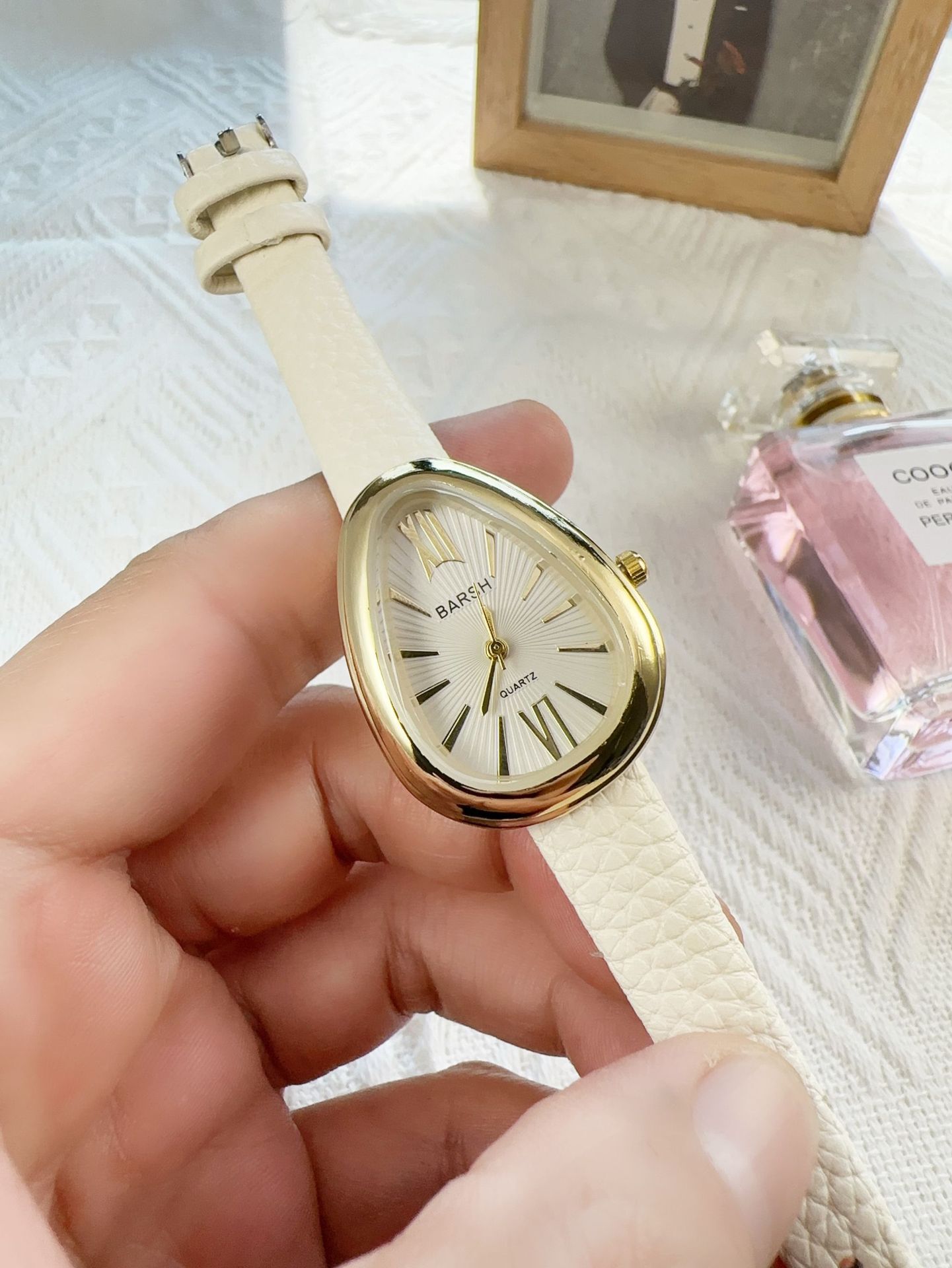50g Weight Ordinary Glass Mirror Material Imitation Leather Strap Material Watch Classification Pointer+Number Display Type Buckle Buckle Style Drop shape Dial Shape Quartz Movement Women's Gender Retro Solid Color Buckle Quartz Watch Women's Watches 2