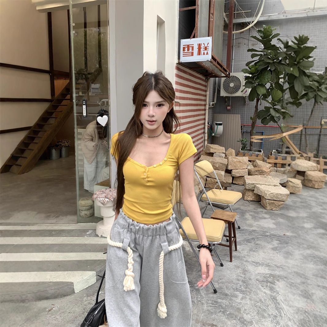 V-Neck 반팔 티셔츠 여성의 2025 여름 슬림-맞는 내부 디자인 센스 핫 걸스 간단한 슬리밍 짧은 모든 매칭 트렌디 탑