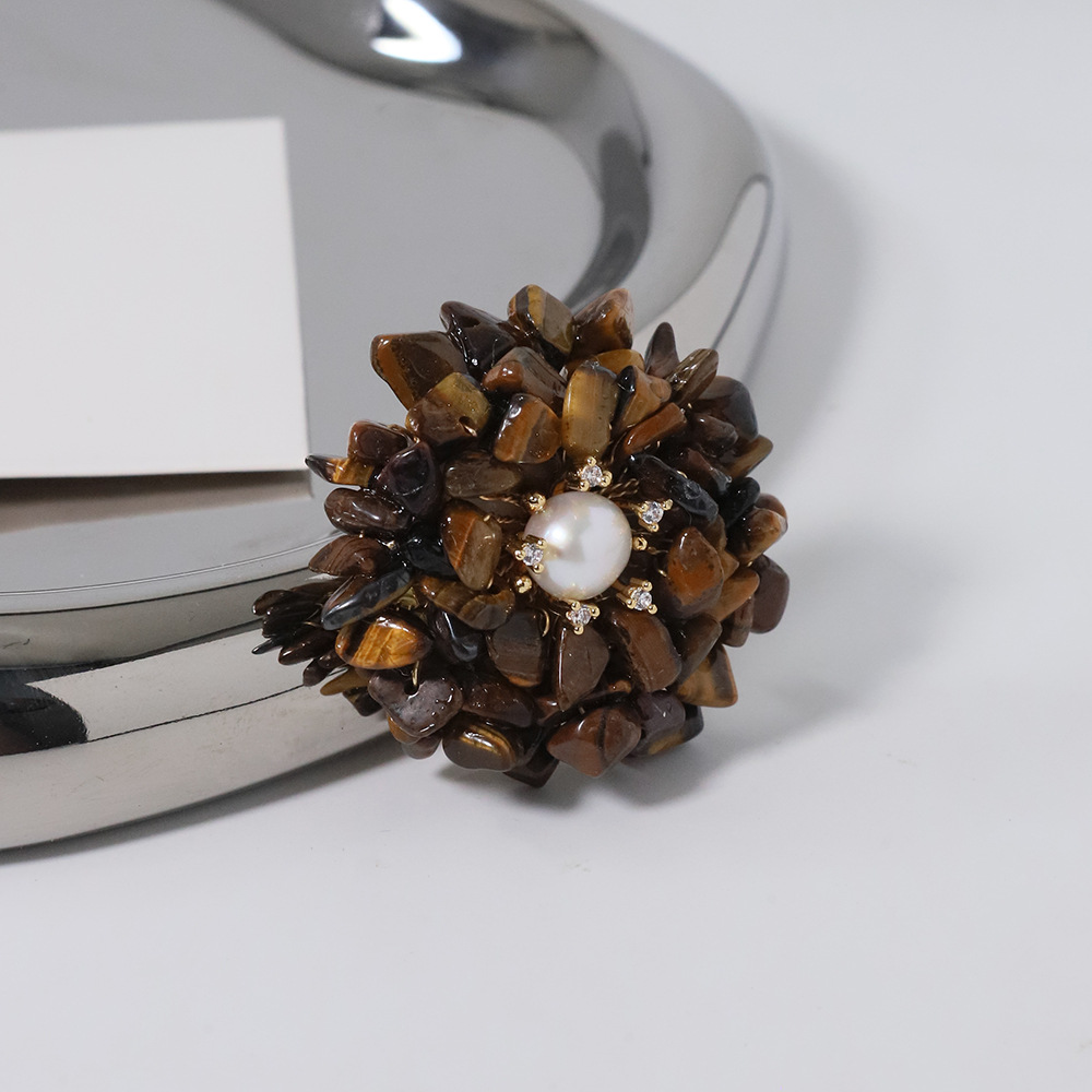 Broche de moda medieval nicho flores retro flores de perlas flores de pecho lujo ligero de alto nivel sensación de fragancia broche de viento mujer