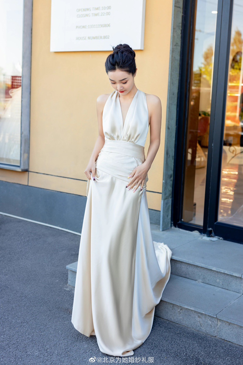 Vestido de Fiesta Elegante Color Champán, Estilo Moderno con Cuello Halter y Escote en V, Espalda Descubierta, Novedad de Invierno 2025, Suministro de Tienda Física
