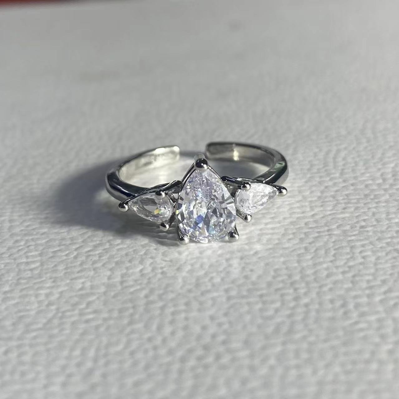 Luxe angel water drop ring met peervormige diamant voor dames_voghion.com