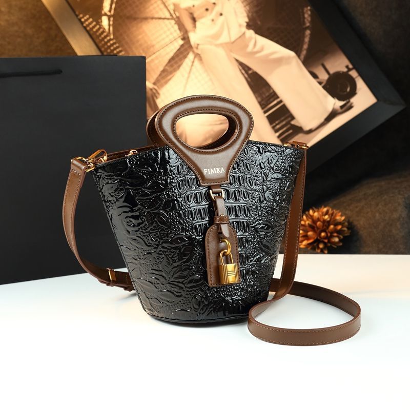 Túi bucket nữ da thật thiết kế độc đáo, đeo chéo một bên vai — đen