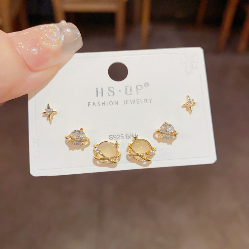 S925 aguja de plata micro incrustaciones de circón pendientes cortos pendientes de pelo corto japonés y coreano elegante todo-fósforo simple conjunto de tres piezas pendientes para las mujeres