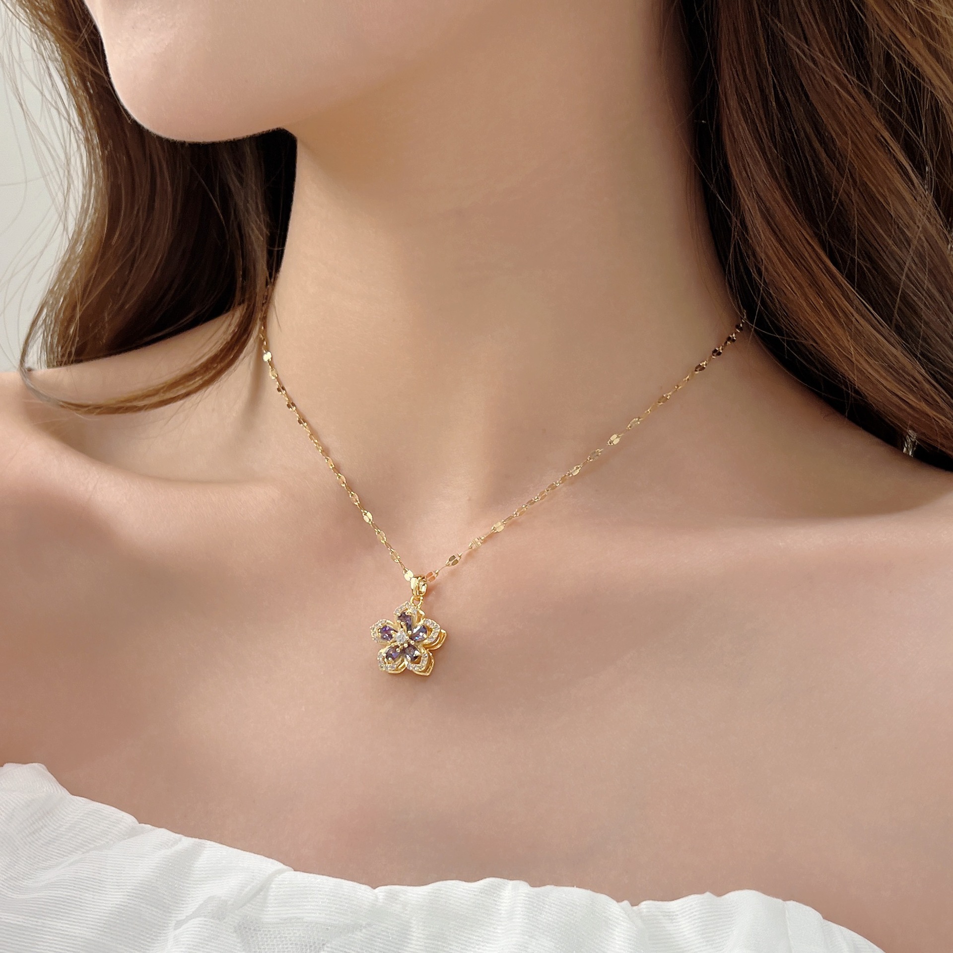 Colgante giratorio de doble capa con flor de cinco pétalos y circonita púrpura, en collar de acero de titanio, para mujer.