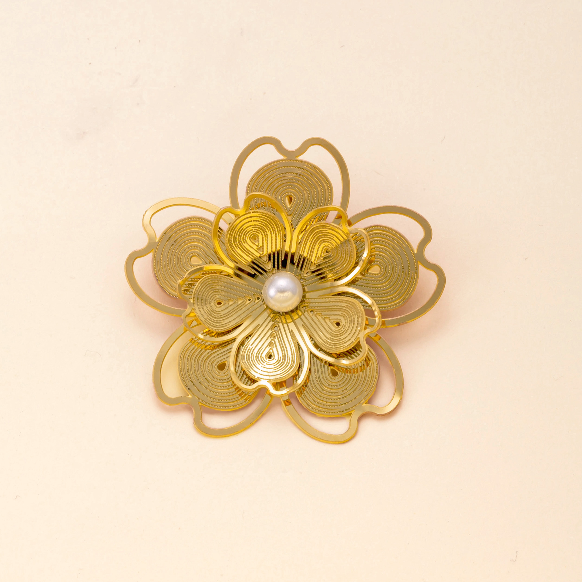 Colgante único Venta caliente europea y americana joyería de acero inoxidable hueca flor multicapa joyería de bricolaje retro accesorios chapados en oro de 18k