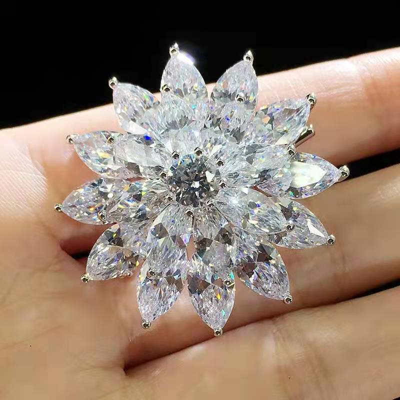 New Shining Zircon Flower Brooch Pins for Women Fashion Dress Corsage Pin Wild Silk Scarf Pin Clothing Accessories Brooches
