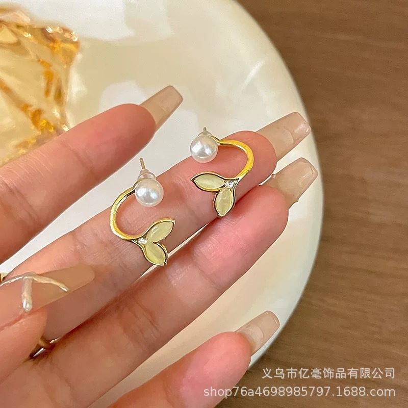 S925 Pendientes de perlas de temperamento Pendientes de lujo ligero de alta gama Pendientes al por mayor y al por menor transfronterizos Mujeres