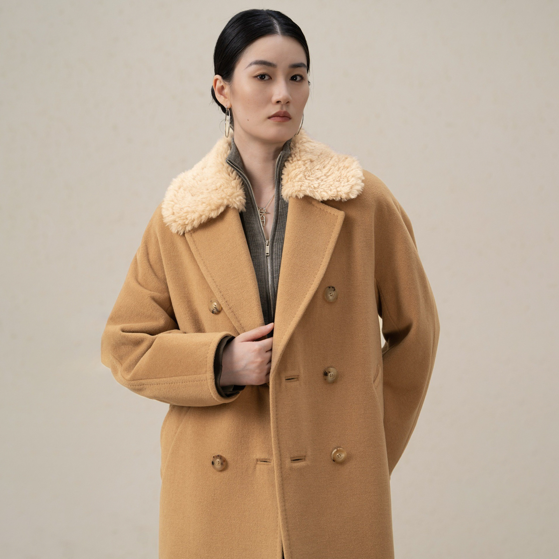 "요오드 카멜 PLUS 버전 ""Bemberg 큐프로 실크와 살구색 모피 칼라""를 통해"