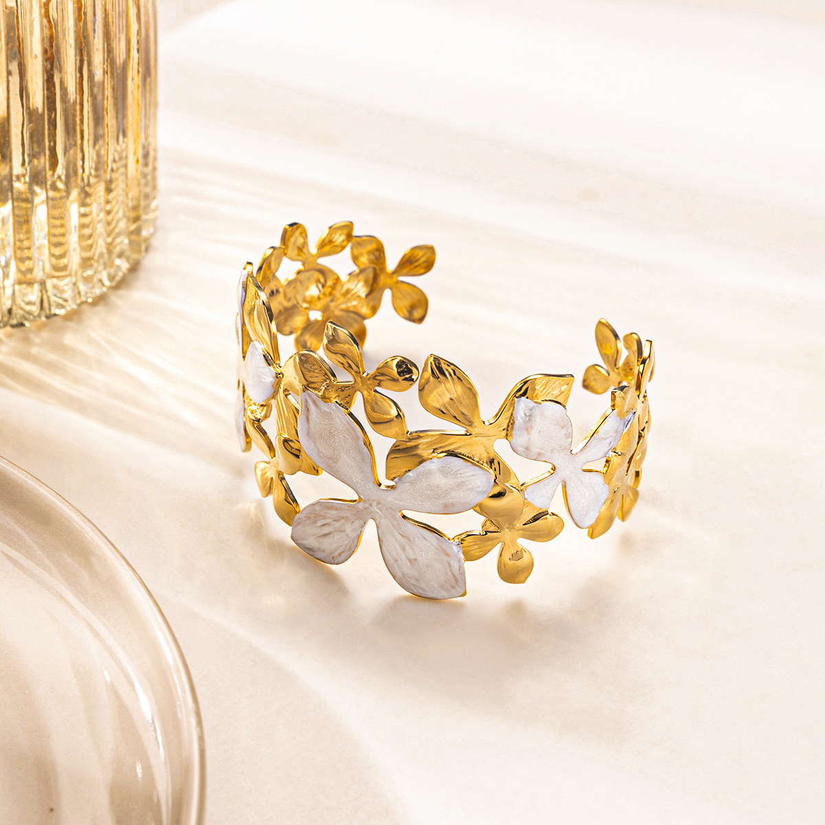Tena brazalete de acero inoxidable europeo y americano para mujer, placa de alta gama, placa de flor de oro de 18k, joyería de mano explosiva al por mayor image 5