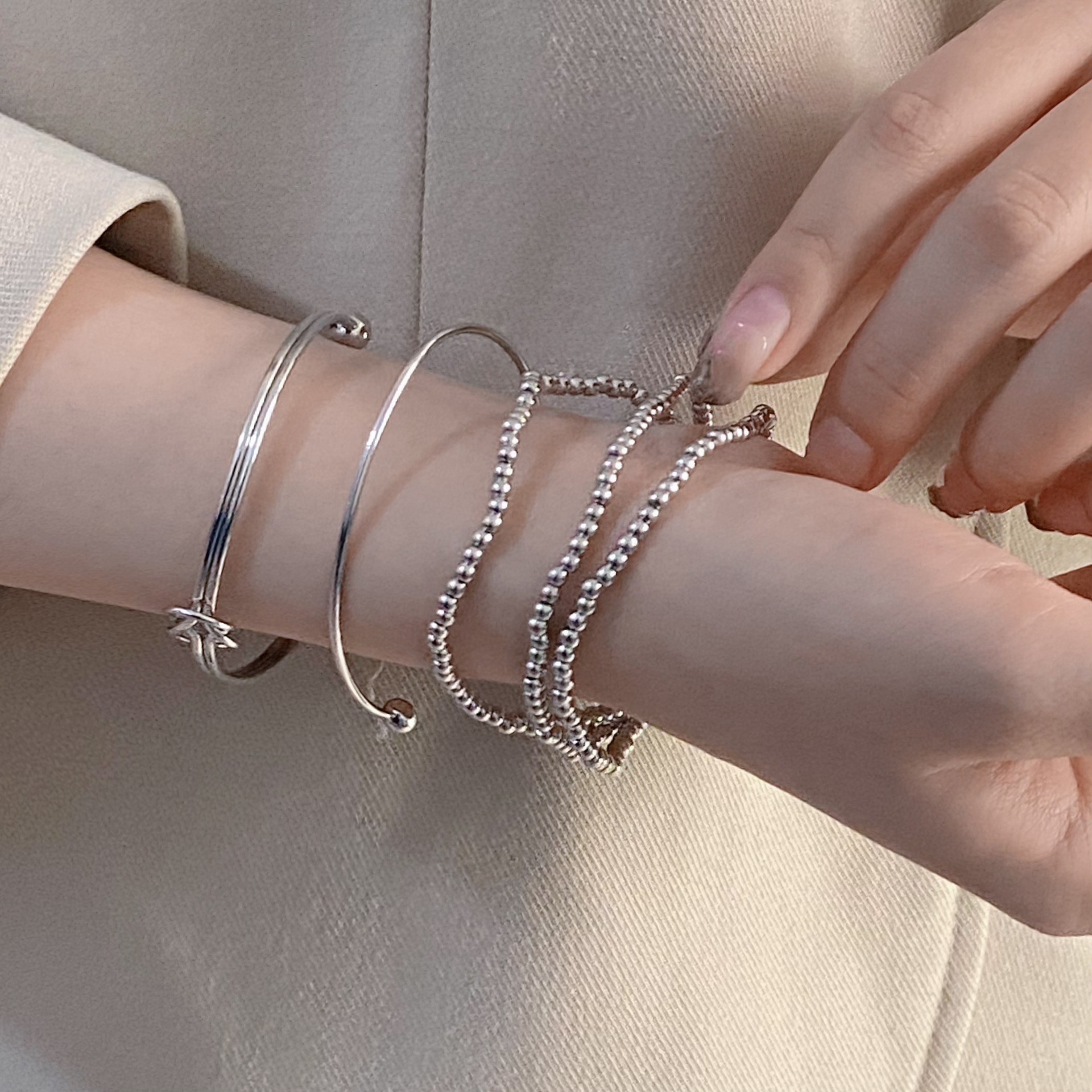 Conjunto de tres pulseras de plata brillante estilo europeo y americano con nudo en forma de ocho, pulsera de cuentas de arroz de una sola pieza para mujer, pulsera de plata brillante.